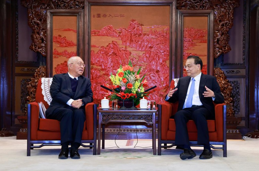 Il premier cinese Li Keqiang incontra il matematico di fama mondiale Shing-Tung Yau a Beijing, capitale della Cina. (24 febbraio 2023 - Xinhua/Ding Lin)