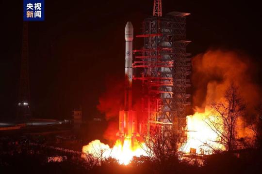Il razzo vettore Long March 3B trasportante il satellite ChinaSat 26, decolla dal Centro di lancio satellitare Xichang, nella provincia del Sichuan. (23 febbraio 2023 - Screengrab/CCTV News app)