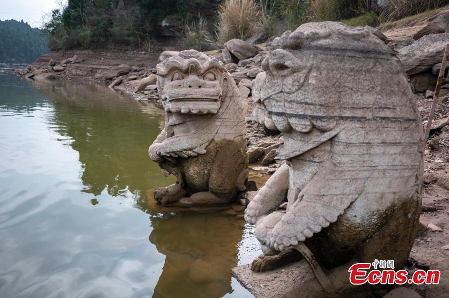 Sichuan: sculture in pietra appaiono dopo l'abbassamento del livello dell'acqua