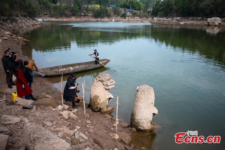 Sichuan: sculture in pietra appaiono dopo l'abbassamento del livello dell'acqua