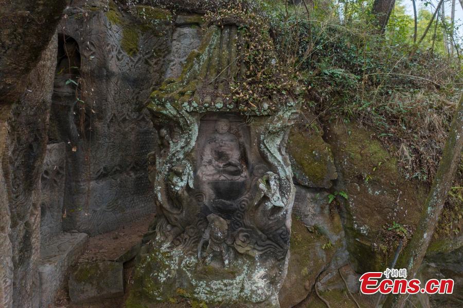Sichuan: sculture in pietra appaiono dopo l'abbassamento del livello dell'acqua