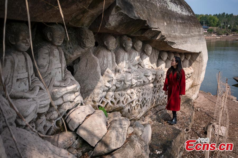 Sichuan: sculture in pietra appaiono dopo l'abbassamento del livello dell'acqua