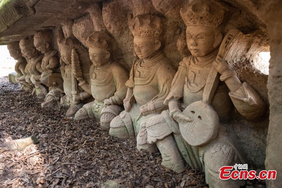 Sichuan: sculture in pietra appaiono dopo l'abbassamento del livello dell'acqua