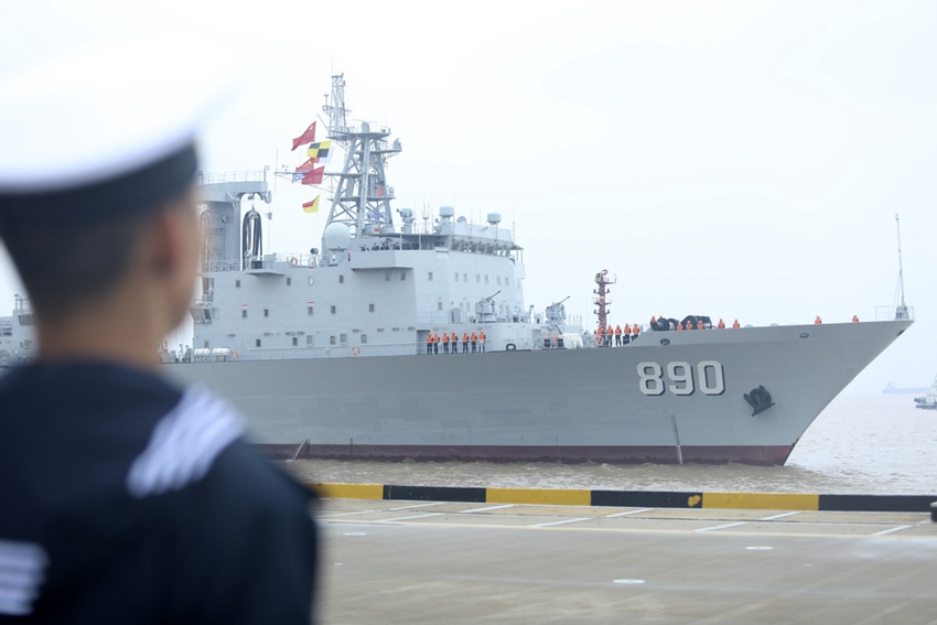 La 41a flotta della Marina dell'Esercito Popolare di Liberazione cinese, che comprende il cacciatorpediniere missilistico Suzhou, la fregata missilistica Nantong e la nave di rifornimento Chaohu, torna nella città portuale di Zhoushan, nella provincia dello Zhejiang, nella Cina orientale. (15 novembre 2022 - Foto/Xinhua)