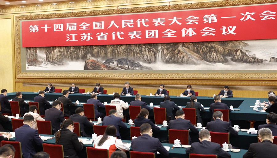 Il presidente Xi Jinping, anche segretario generale del Comitato Centrale del Partito Comunista Cinese e presidente della Commissione Militare Centrale, partecipa a una deliberazione con i deputati della delegazione della provincia del Jiangsu alla prima sessione della XIV Assemblea Popolare Nazionale a Beijing. (5 marzo 2023 - Foto/Xinhua)