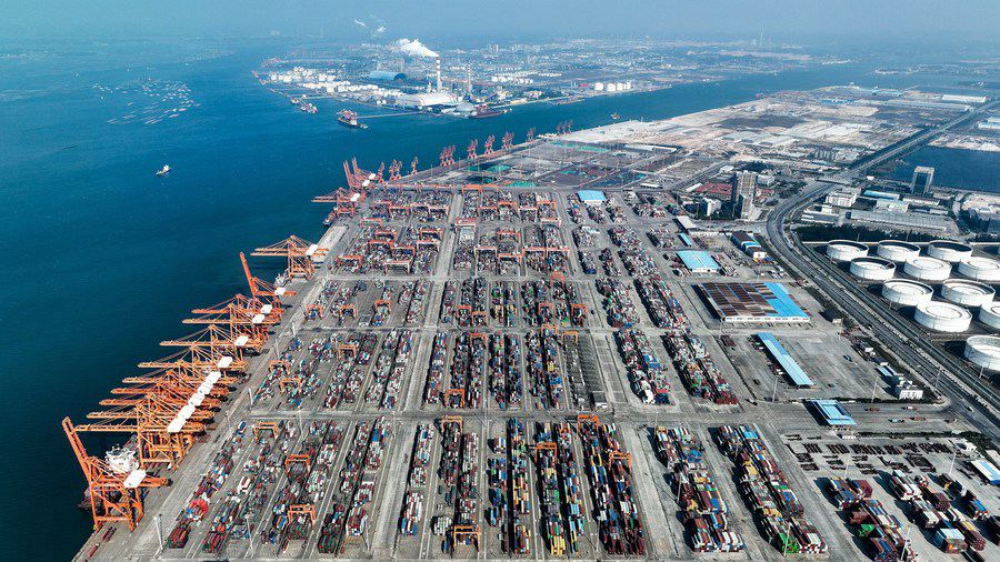 Vista aerea del terminal container del porto di Qinzhou, nella regione autonoma del Guangxi Zhuang, nel sud della Cina. (25 febbraio 2023 - Xinhua/Zhang Ailin)