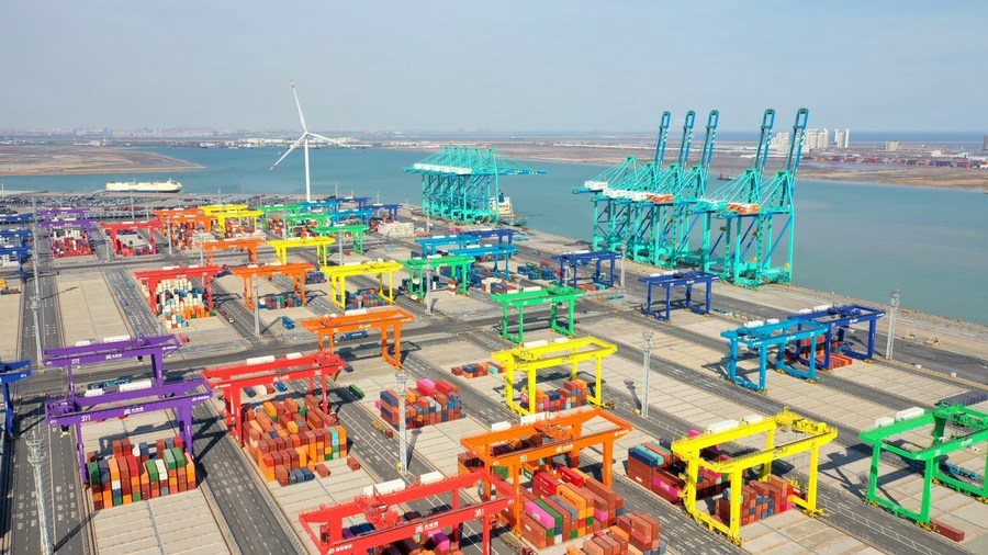 Foto aerea dell'intero terminal per container Internet of Things del porto di Tianjin, nel nord della Cina. (21 febbraio 2023 - Xinhua/Zhao Zishuo)