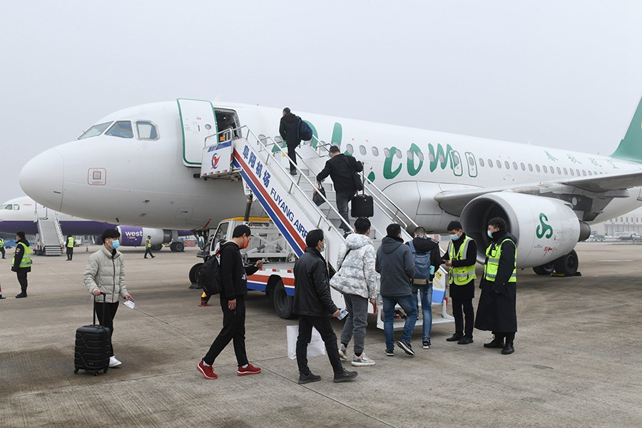 Passeggeri si imbarcano su un aereo all'aeroporto Xiguan di Fuyang nella provincia dell'Anhui, a gennaio. (Wang Biao/China Daily)