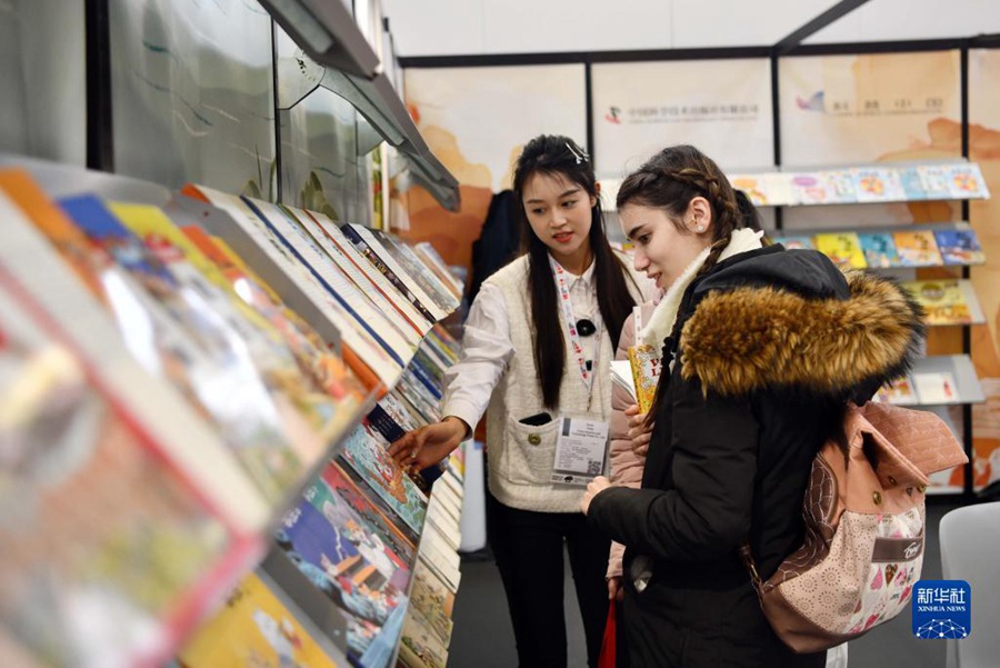 Visitatori presso lo stand della casa editrice China Science and Technology Press alla Fiera del Libro per Ragazzi di Bologna. (7 marzo 2023 –Xinhua/Jin Mamengni)