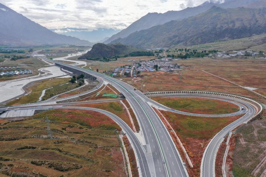 Tratto dell'autostrada tra Lhasa e Nagqu. (Quotidiano del Popolo)