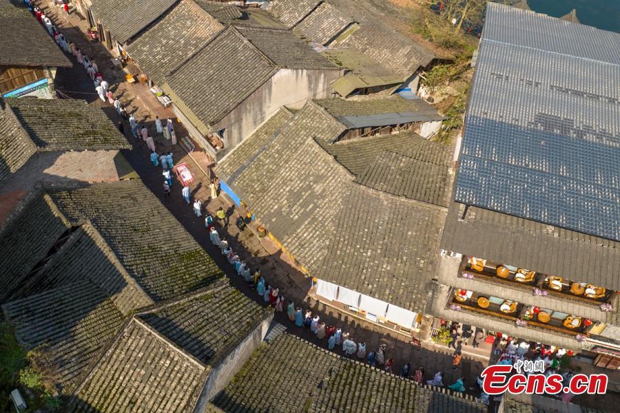 Sichuan: spettacolo in costume Hanfu per dare il benvenuto al Festival di Huazhao