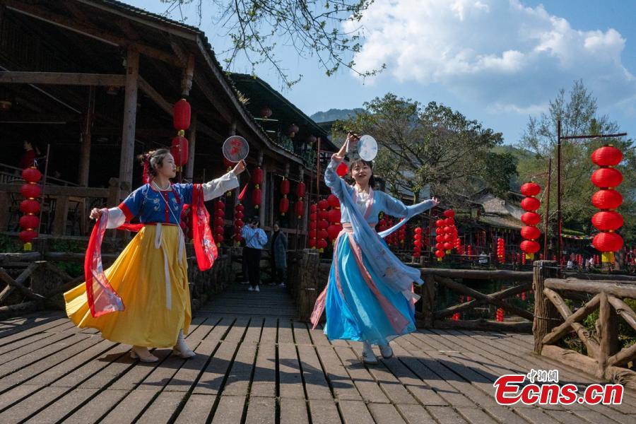 Sichuan: spettacolo in costume Hanfu per dare il benvenuto al Festival di Huazhao