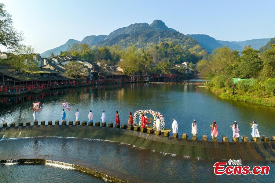 Sichuan: spettacolo in costume Hanfu per dare il benvenuto al Festival di Huazhao