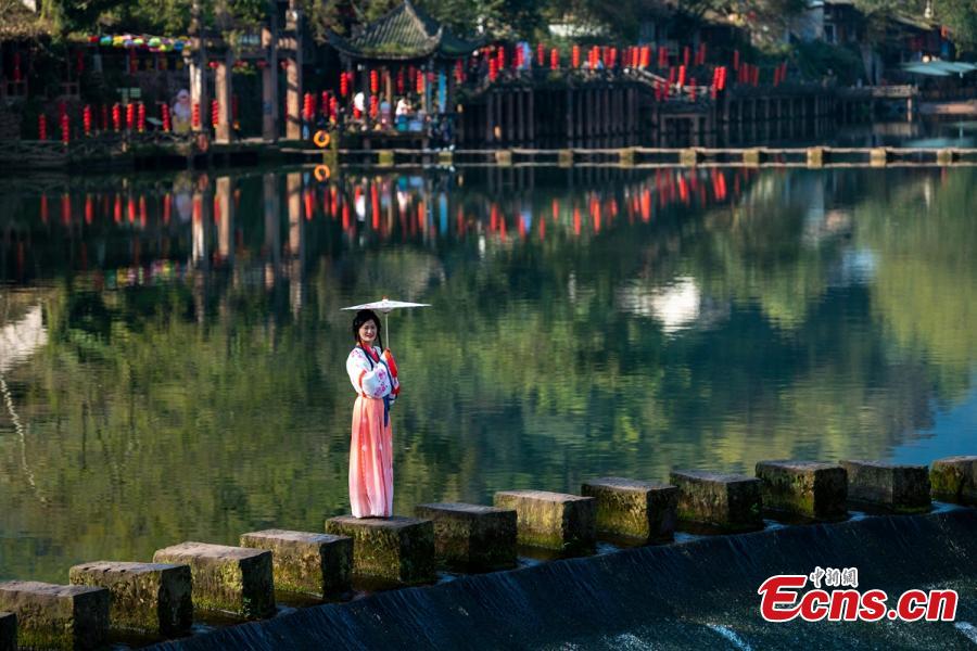 Sichuan: spettacolo in costume Hanfu per dare il benvenuto al Festival di Huazhao