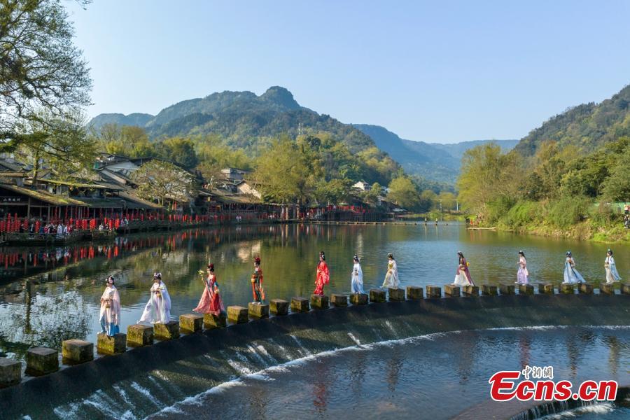 Sichuan: spettacolo in costume Hanfu per dare il benvenuto al Festival di Huazhao