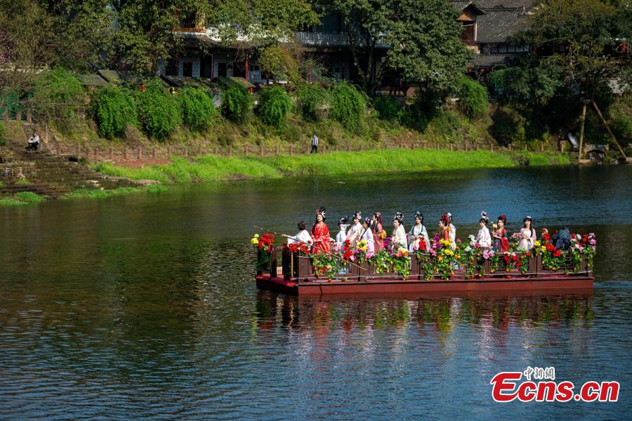 Sichuan: spettacolo in costume Hanfu per dare il benvenuto al Festival di Huazhao