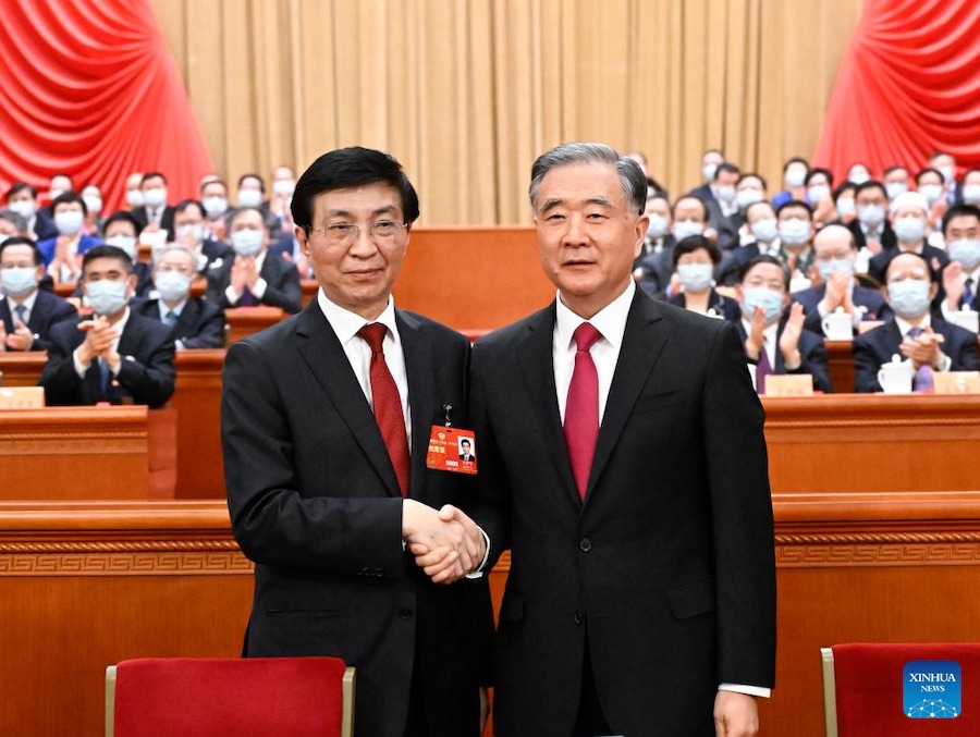 Wang Huning (a sinistra) stringe la mano a Wang Yang alla terza riunione plenaria della prima sessione del 14° Comitato Nazionale della Conferenza Consultiva Politica del Popolo Cinese (CCPPC) presso la Grande Sala del Popolo a Beijing, capitale della Cina. (10 marzo 2023 - Xinhua/Li Xueren)