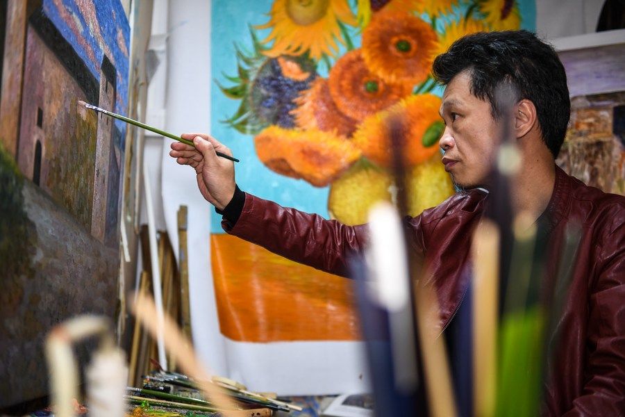 Un pittore crea un dipinto originale nel villaggio di Dafen di Shenzhen, nella provincia del Guangdong, nel sud della Cina. (11 gennaio 2019 -- Xinhua/Mao Siqian)