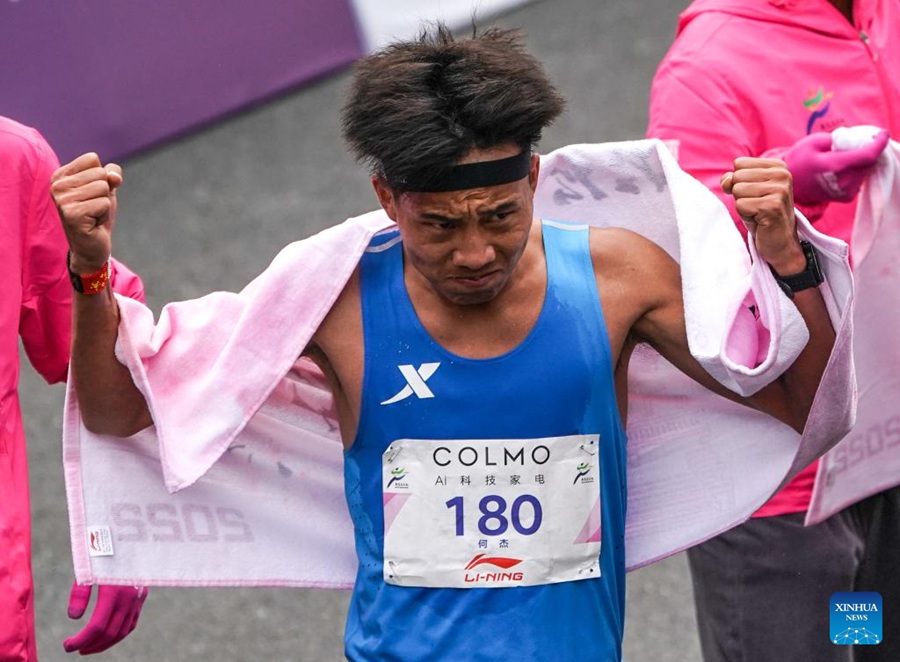 Il cinese He Jie, secondo classificato, festeggia dopo la gara maschile alla Maratona di Wuxi 2023, nella provincia del Jiangsu, Cina orientale. (19 marzo 2023 - Xinhua/Yang Lei)