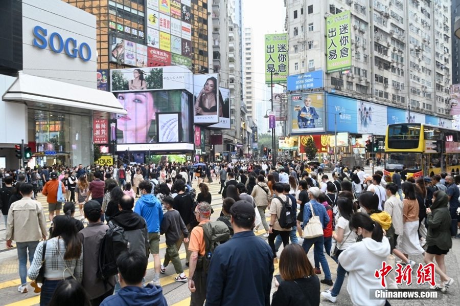 Un gran numero di turisti della Cina continentale visita e fa shopping a Hong Kong. (19 marzo 2023 – Chinanews/Li Zhihua)