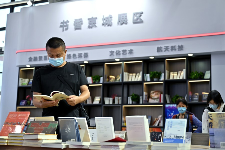 Un visitatore legge un libro nella sala espositiva dei servizi culturali e turistici nel parco Shougang durante la China International Fair for Trade in Services (CIFTIS) del 2022 a Beijing, capitale della Cina. (5 settembre 2022 - Xinhua/Li Xin)