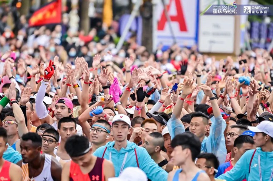 La Chang'an Automobile Chongqing Marathon 2023 appassiona la città di Chongqing