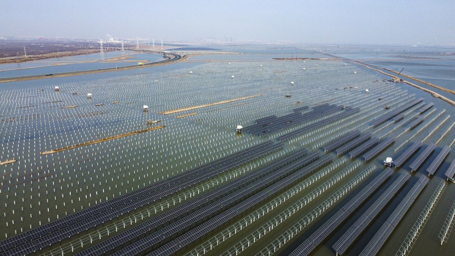 Vista aerea del cantiere di un progetto di energia fotovoltaica a Tianjin, nel nord della Cina. (7 febbraio 2023 - Xinhua/Sun Fanyue)