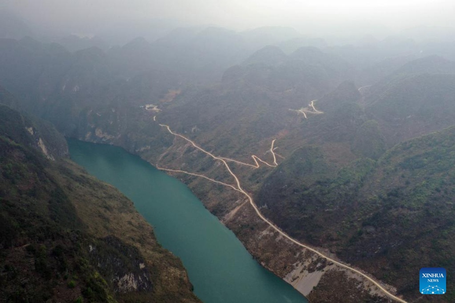 Il fiume Hongshui, la fonte d'acqua del progetto di approvvigionamento idrico di emergenza nel caso di siccità nella contea autonoma di Dahua Yao, regione autonoma del Guangxi Zhuang, Cina meridionale. (20 marzo 2023 - Xinhua/Huang Xiaobang)
