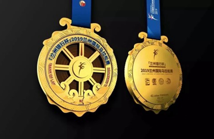 Elementi culturali cinesi sulle medaglie della maratona