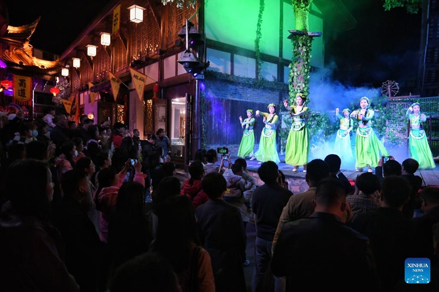 Sichuan: spettacoli notturni per promuovere turismo culturale