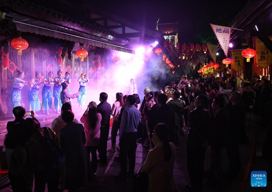 Sichuan: spettacoli notturni per promuovere turismo culturale