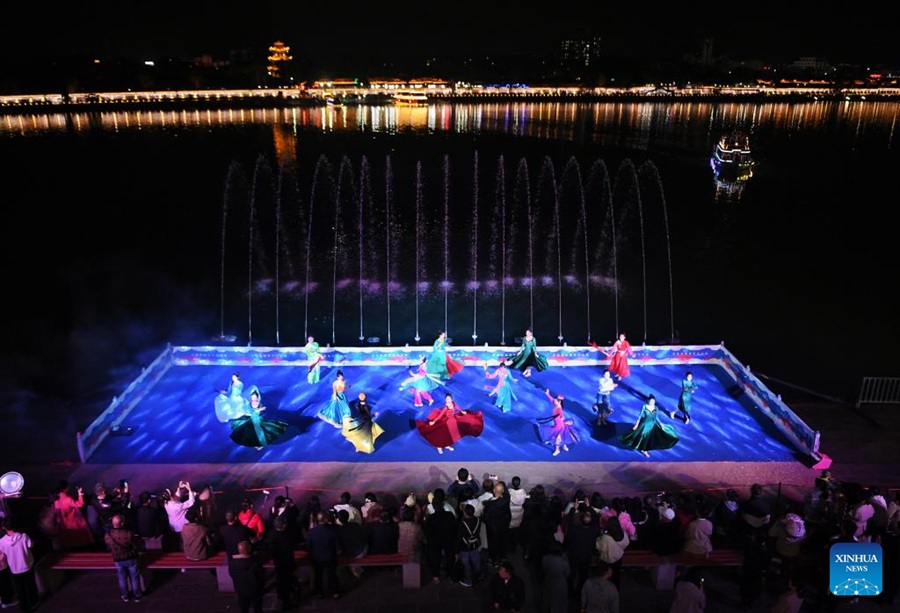 Sichuan: spettacoli notturni per promuovere turismo culturale