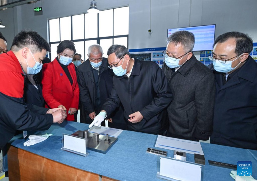 Il premier cinese Li Qiang visita la Lens Technology Co., Ltd. a Changsha, nella provincia cinese centrale di Hunan. (22 marzo 2023 - Xinhua/Rao Aimin)