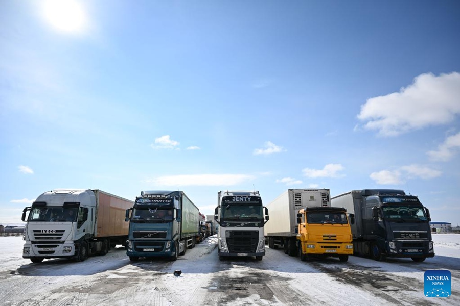 I camion merci in attesa di partire dal porto autostradale di Manzhouli, nella regione autonoma della Mongolia Interna, nel nord della Cina. (15 marzo 2023 - Xinhua/Bei He)