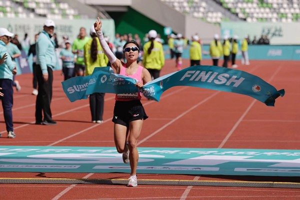 La campionessa di maratona femminile Yang Hua taglia il traguardo allo stadio del Suzhou Olympic Sports Centre. (Foto dal comitato organizzatore della gara)