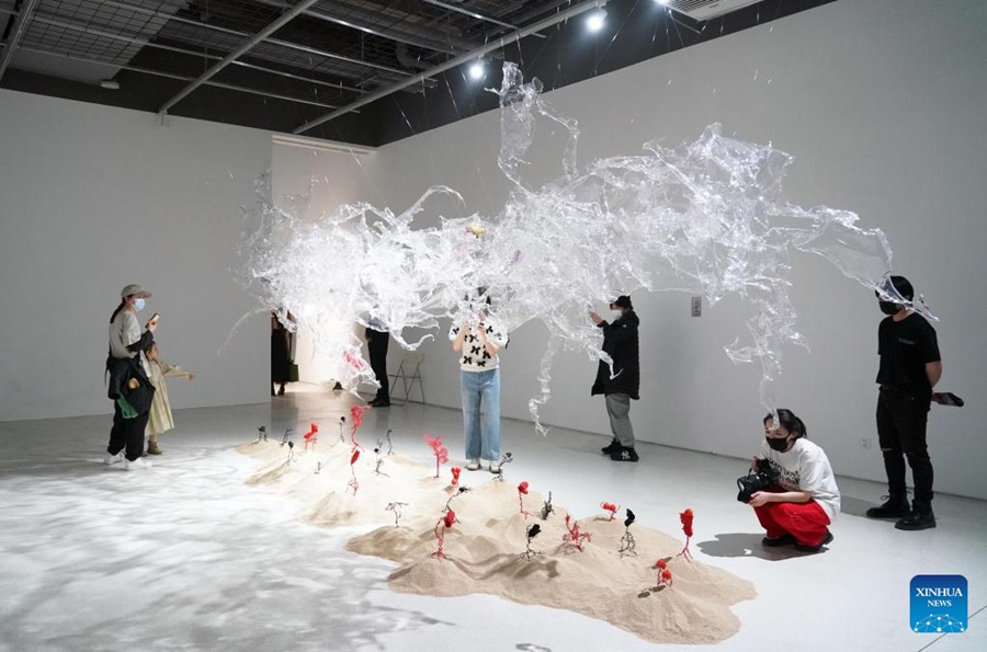 Beijing: inaugurata mostra d'arte contemporanea