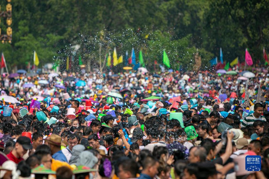 Yunnan: celebrazione del Festival di Songkran