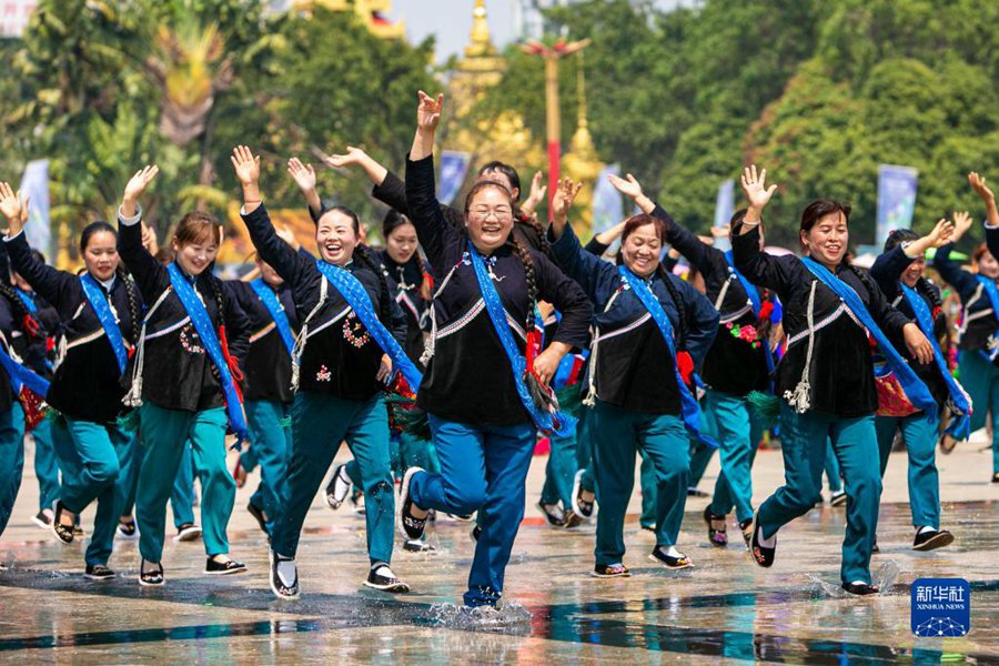 Yunnan: celebrazione del Festival di Songkran