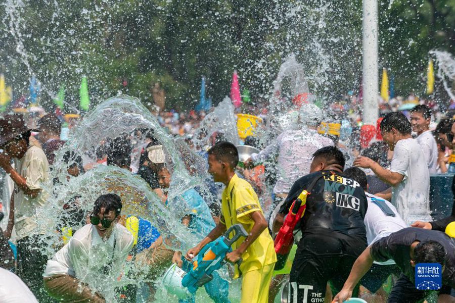 Yunnan: celebrazione del Festival di Songkran
