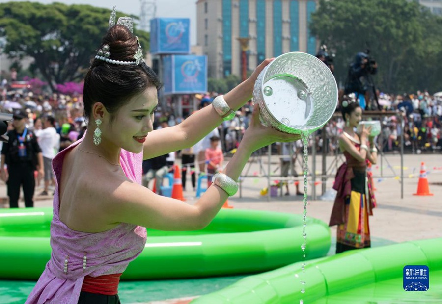 Yunnan: celebrazione del Festival di Songkran
