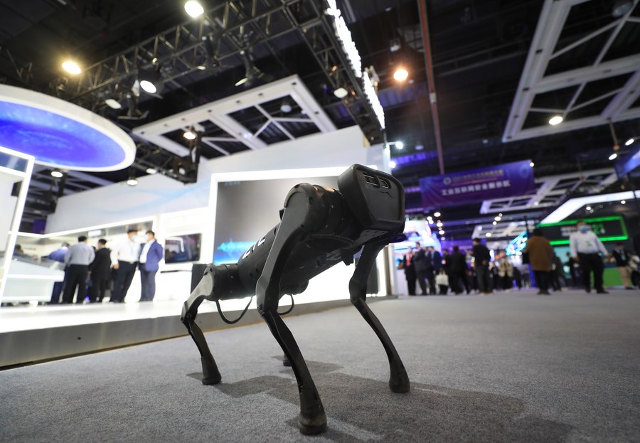 Un cane robotico presso lo stand di ZTE Corporation in una mostra ausiliaria durante la Global Industrial Internet Conference 2021 a Shenyang, capoluogo della provincia del Liaoning. (18 ottobre 2021 - Xinhua/Yang Qing)