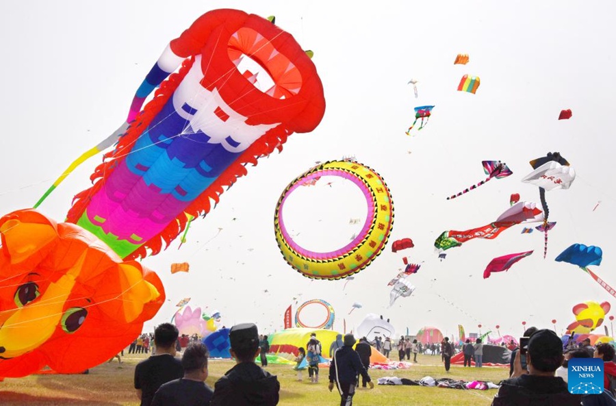 Al via la competizione di volo degli aquiloni del 40° Weifang International Kite Festival