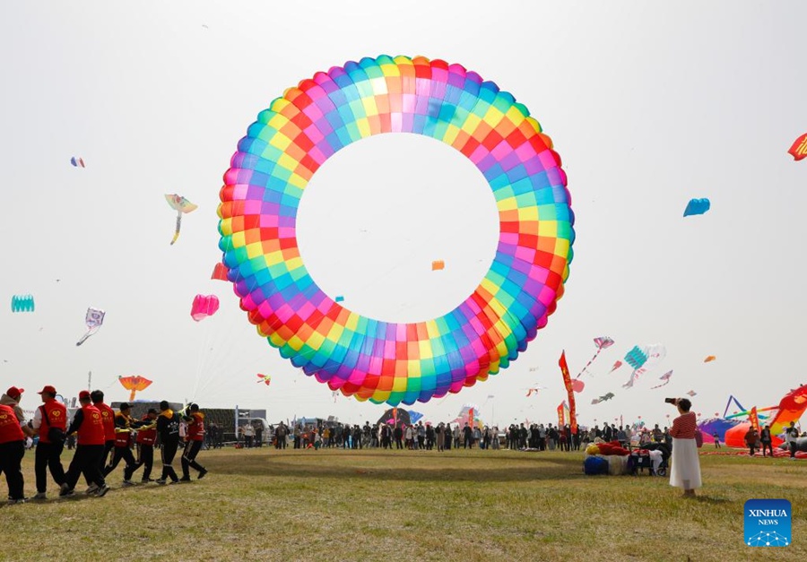 Al via la competizione di volo degli aquiloni del 40° Weifang International Kite Festival