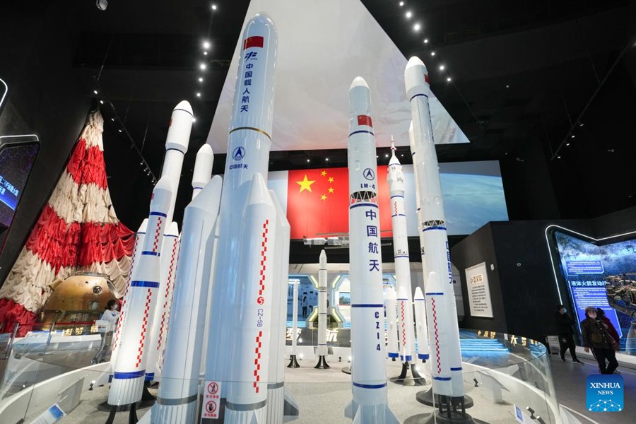 I modelli dei razzi vettore della serie Lunga Marcia al Museo spaziale cinese a Beijing, capitale della Cina. (24 aprile 2023 – Xinhua/Ju Huanzong)