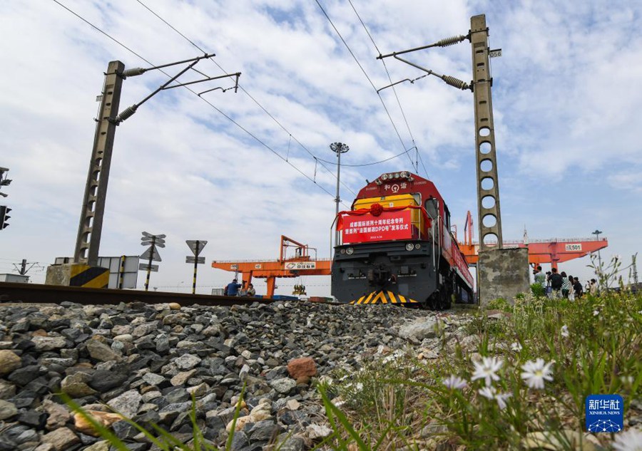 Il treno internazionale "La Poste DPD" parte dal porto ferroviario internazionale di Chengdu. (26 aprile 2023 – Xinhua/Wang Xi)