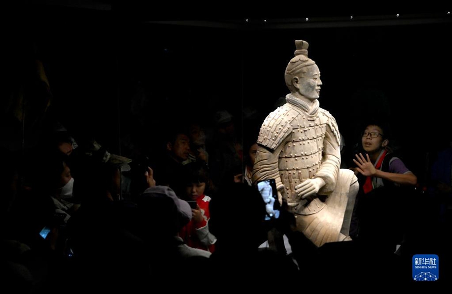 I turisti ammirano la statua dell'arciere inginocchiato nella fossa n.2 dell'Esercito di Terracotta a Xi'an. (26 aprile 2023 – Xinhua/Liu Xiao)