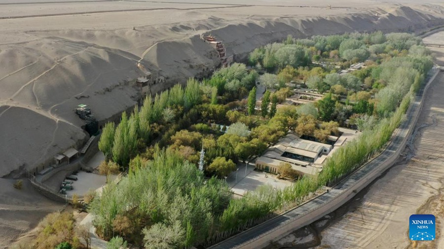 Giovani tecnici preservano le reliquie culturali nelle grotte di Mogao con la tecnologia digitale