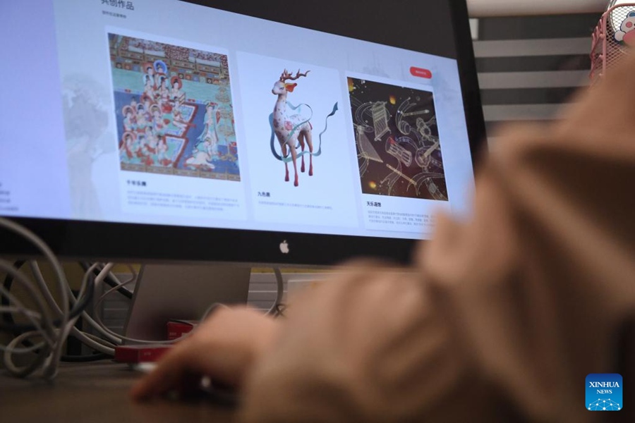 Giovani tecnici preservano le reliquie culturali nelle grotte di Mogao con la tecnologia digitale