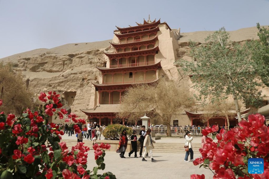 Giovani tecnici preservano le reliquie culturali nelle grotte di Mogao con la tecnologia digitale
