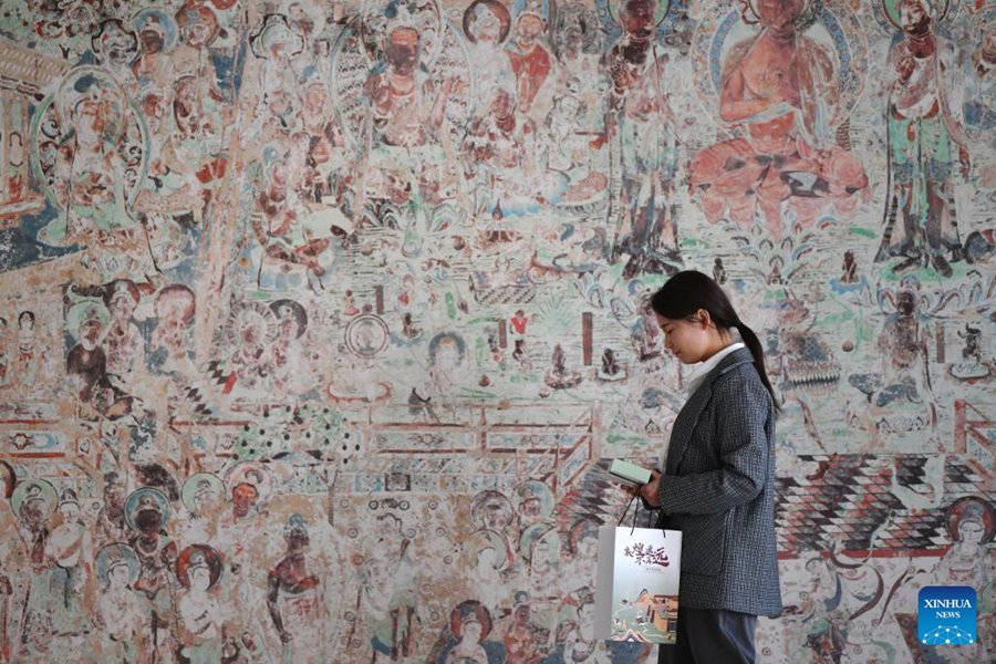 Giovani tecnici preservano le reliquie culturali nelle grotte di Mogao con la tecnologia digitale